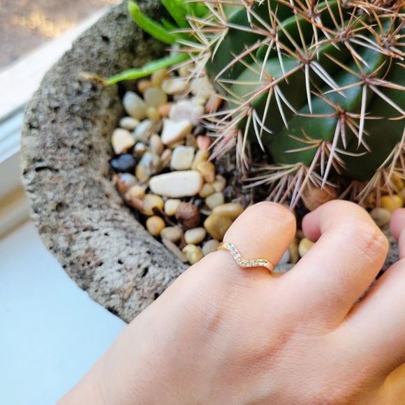 Classic Dainty Gold Rhinestone Arrow Ring Band, size 5 - Picture 7 of 8